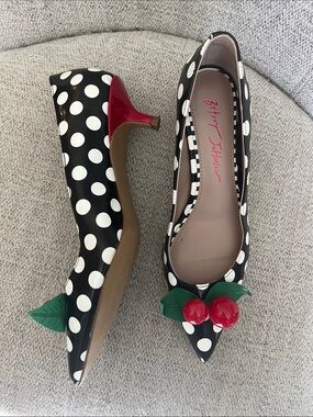 Betsy Johnson Vesper blackwhite polka dot red cherry kitten heel point toe 6M